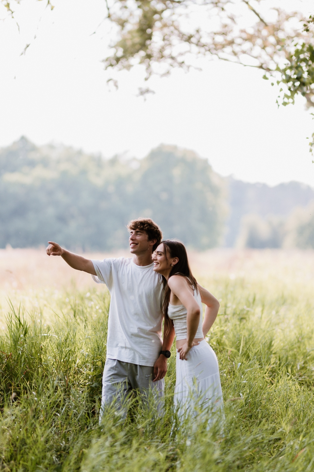 Noor paar looduses — vaba aeg ilma prillimuredeta